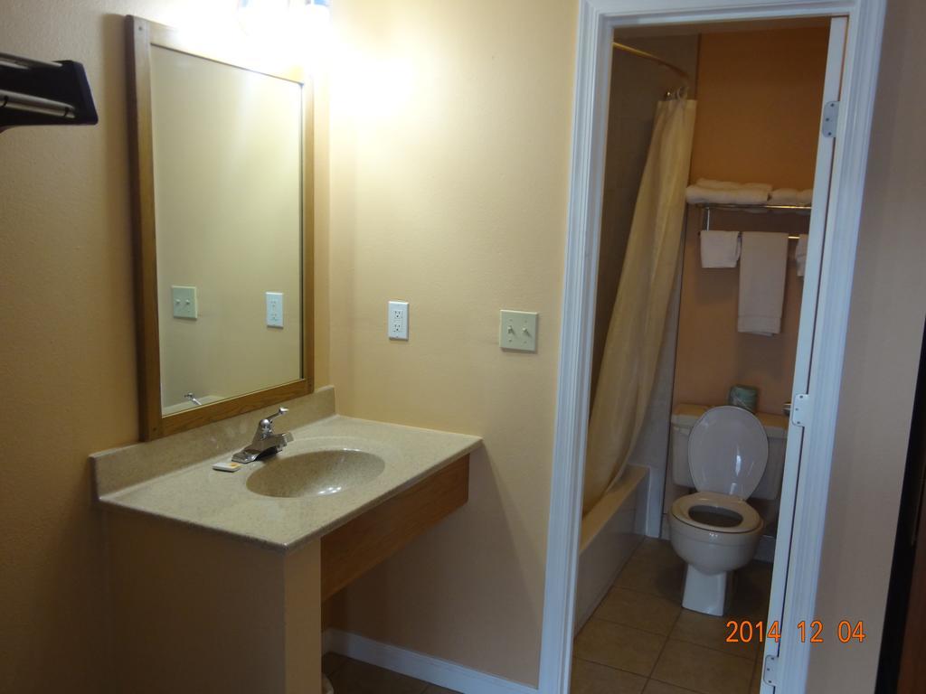 Budget Inn Lynchburg And Bedford Goode Room photo